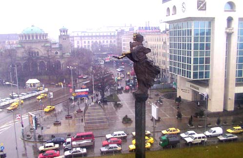 Монумент покровительнице города в центре болгарской столицы
